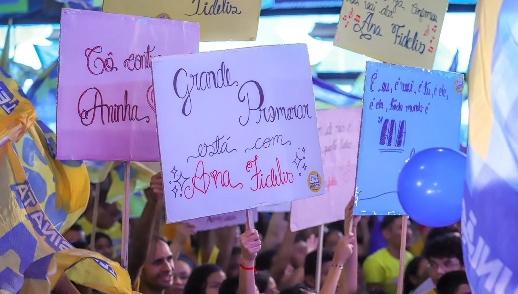Cartazes em apoio as candidaturas