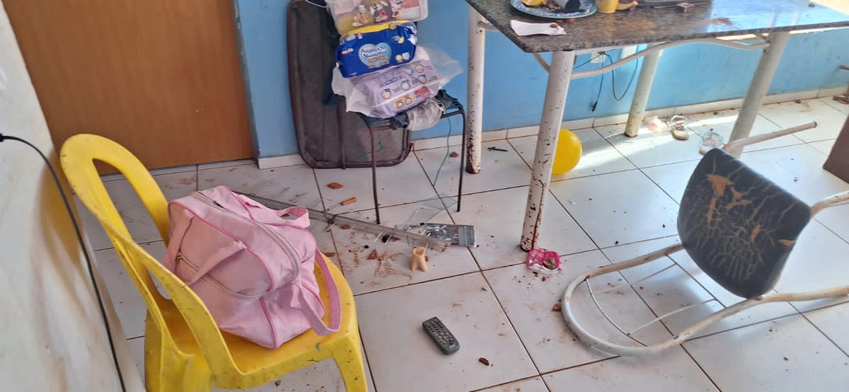 Casa destruída após a invasão