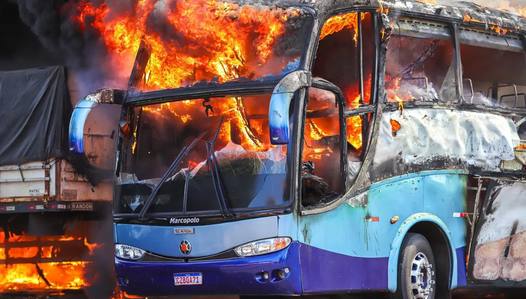 Chamas tiveram início no ônibus
