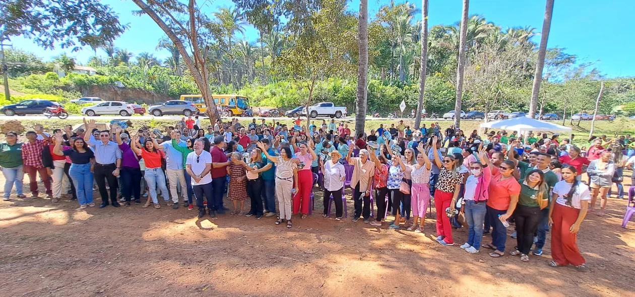 Comunidade, ambientalistas, sindicalistas, alunos e secretários municipais presente na assinatura ordem de serviço para construção do primeiro parque ambiental