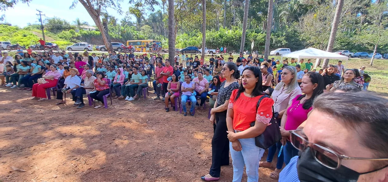 Comunidade, ambientalistas, sindicalistas, alunos e secretários municipais presente na assinatura ordem de serviço para construção do primeiro parque ambiental
