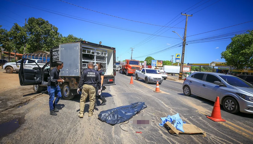 Corpo da vítima foi removido pelos profissionais do IML