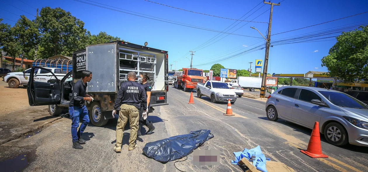Corpo da vítima foi removido pelos profissionais do IML
