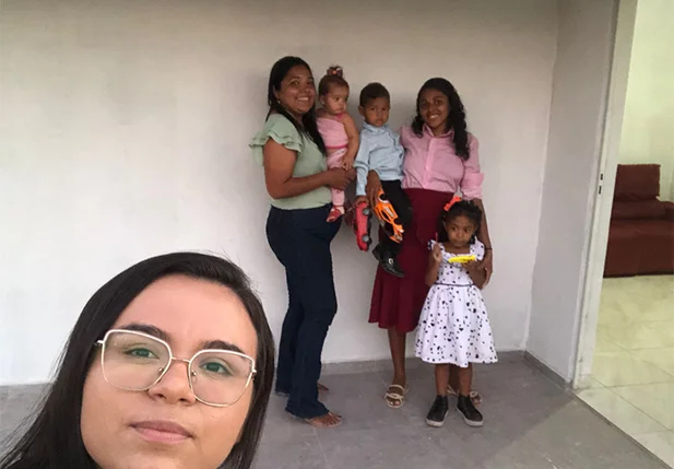 Criança que teve bolo de aniversário de areia ganha casa no Piauí