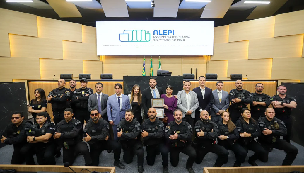 Delegado Eduardo Aquino com equipe do DRACO