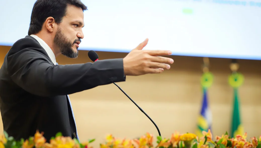 Delegado Eduardo Aquino fazendo discurso
