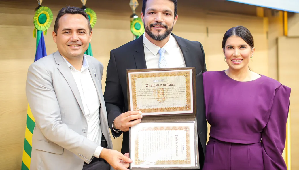 Delegado Eduardo Aquino recebendo honraria