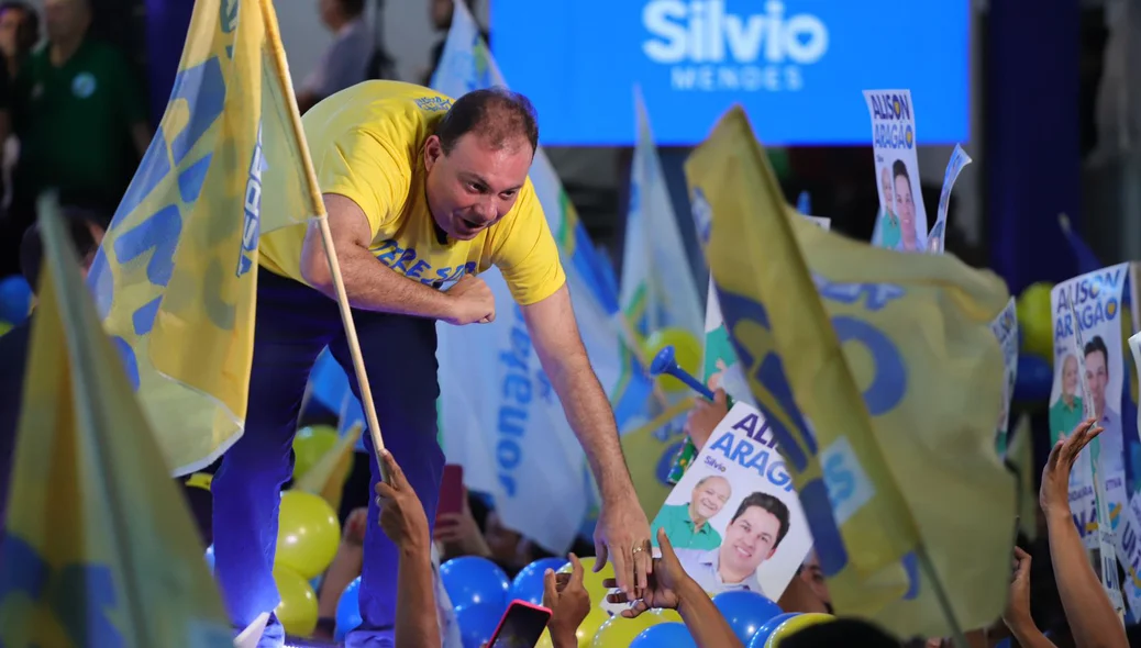 Deputado estadual Jeová Alencar com apoiadores