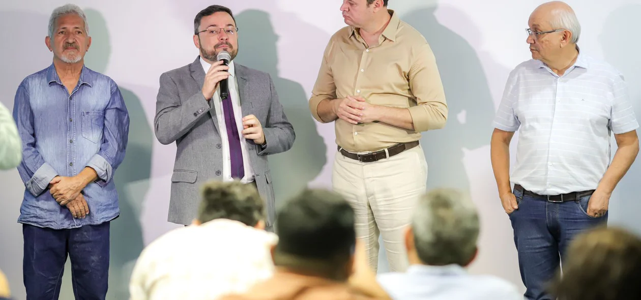 Deputado Fábio Novo fala aos presentes