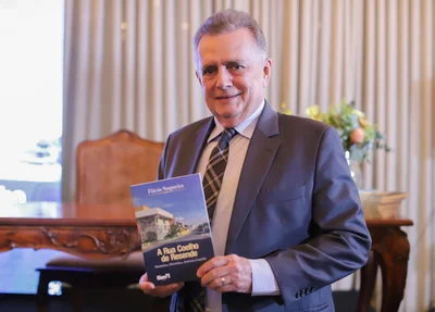 Deputado Flávio Nogueira em lançamento do livro "A Rua Coelho de Resende"