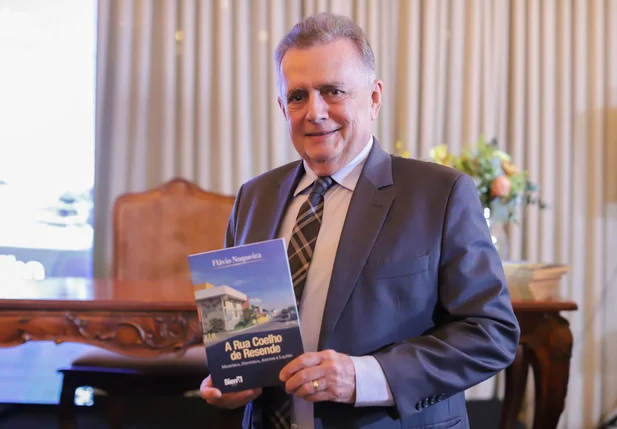 Deputado Flávio Nogueira em lançamento do livro "A Rua Coelho de Resende"