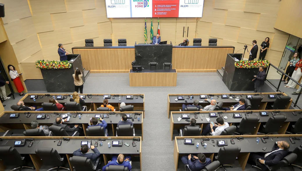 Deputados no plenário da Alepi