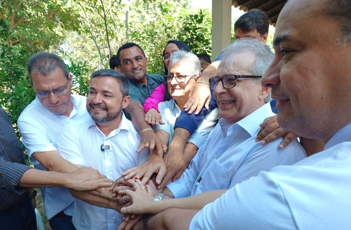Diversos políticos estiveram presentes na formalização do apoio de JVC a Fábio Novo