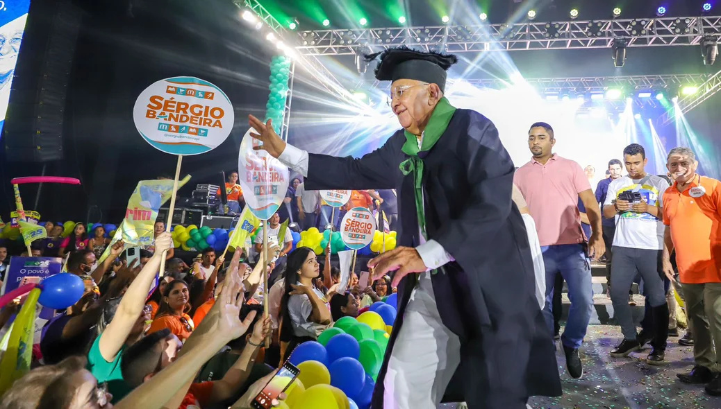Dr. Pessoa cumprimenta o público presente