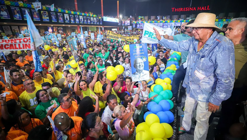 Dr. Pessoa cumprimenta o público