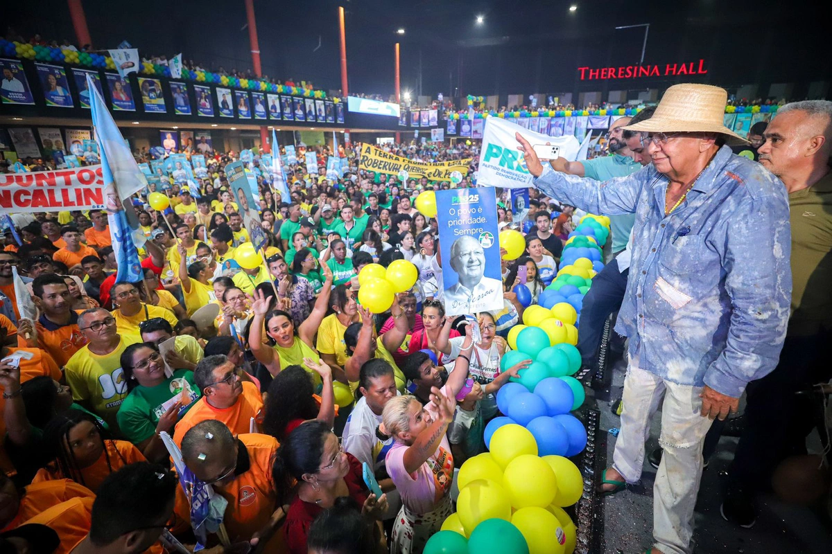 Dr. Pessoa cumprimenta o público