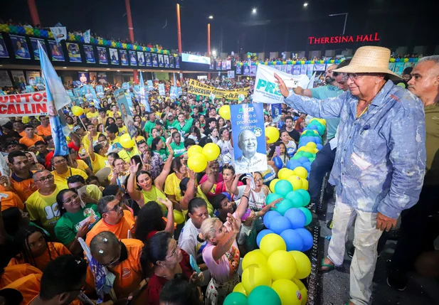 Dr. Pessoa cumprimenta o público
