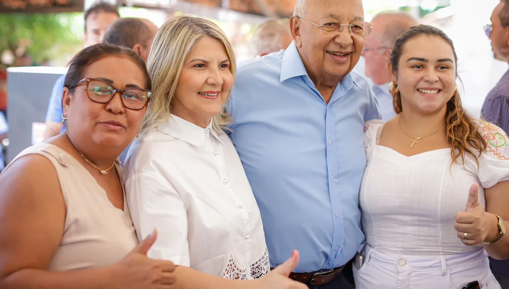 Dr. Pessoa e Dalva Fernandes com moradores da região da Avenida Professor Camilo Filho