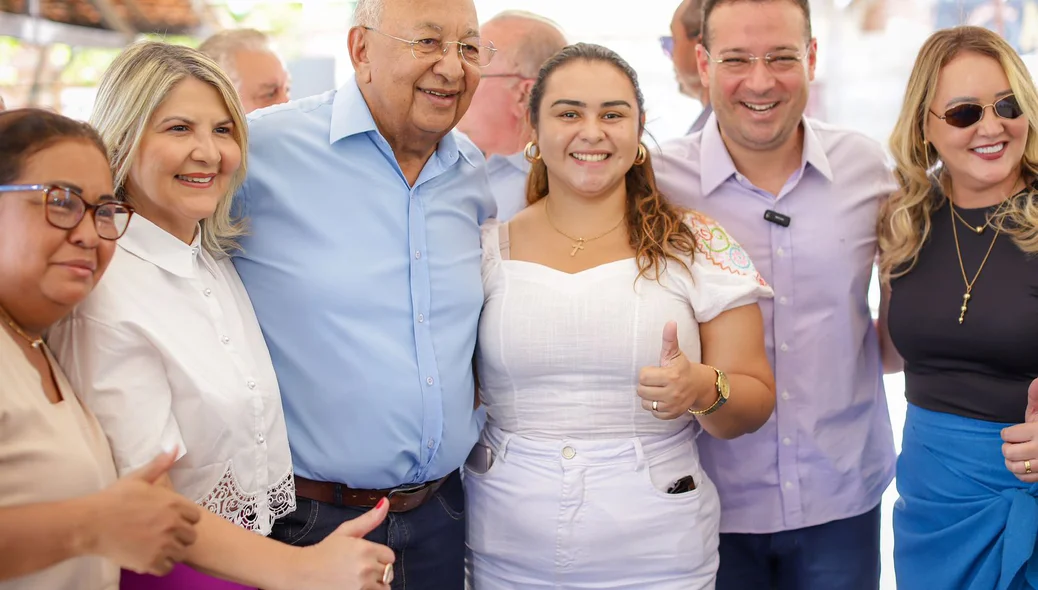 Dr. Pessoa, vereador Alan Brandão e Dalva Fernandes com moradores da zona sudeste de Teresina durante entrega da revitalização da Avenida Professor Camilo Filho