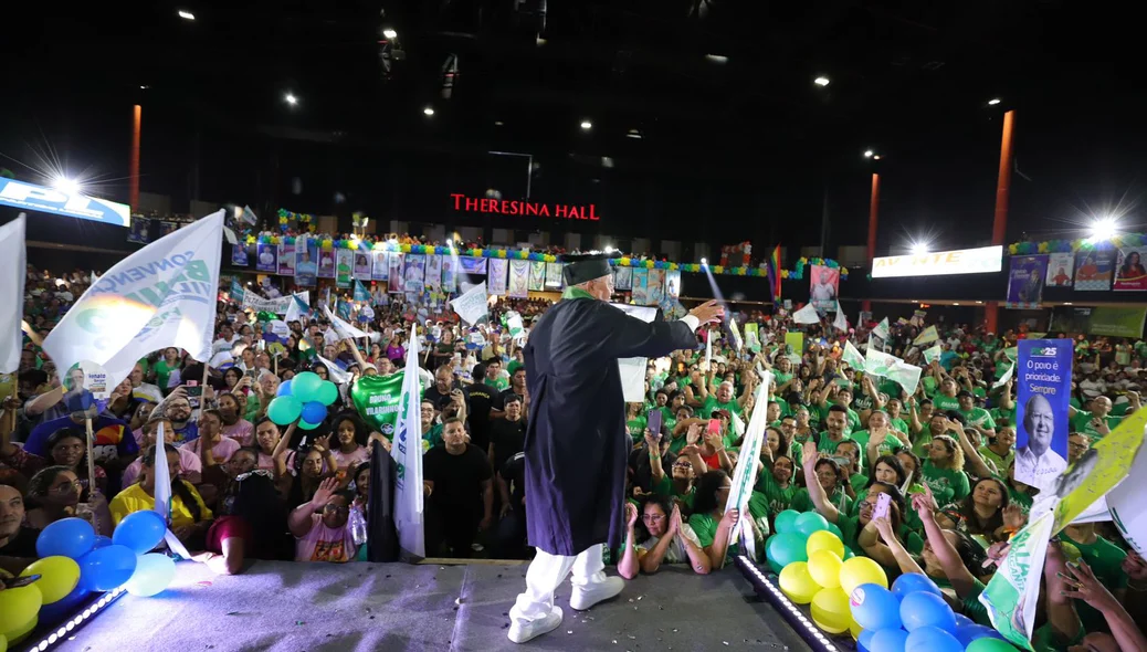 Dr. Pessoa vestindo uma beca