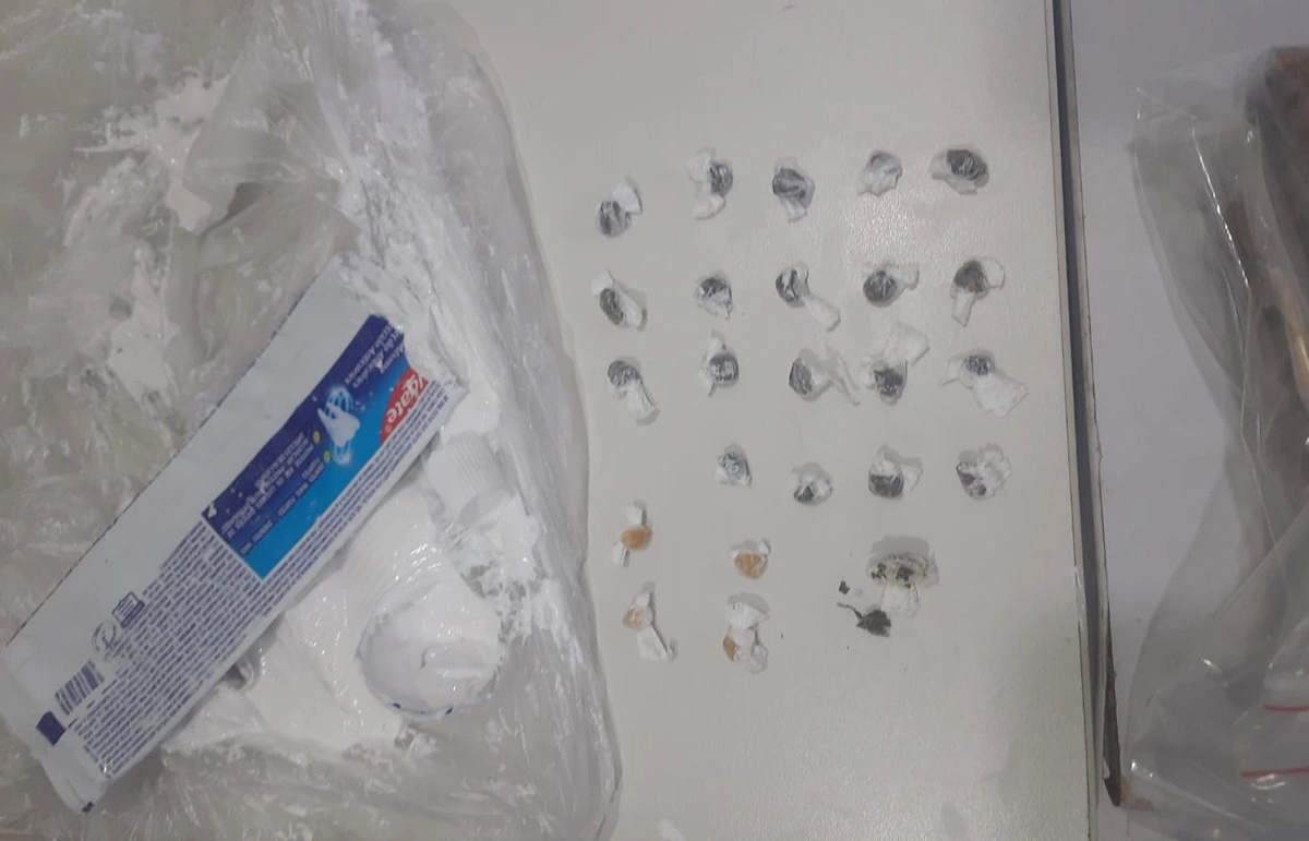 Drogas estavam escondidas em um tubo de creme dental