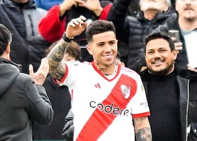 Enzo Fernandéz durante homenagem