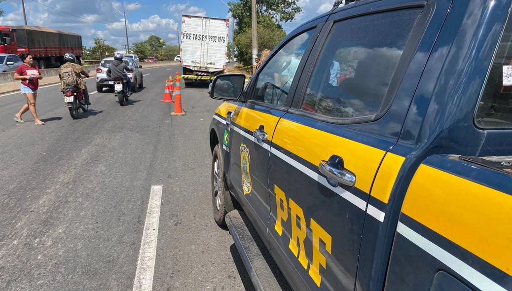Equipe da PRF no local do acidente, que deixou funcionário da Servfaz morto na BR 316