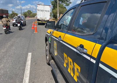 Equipe da PRF no local do acidente, que deixou funcionário da Servfaz morto na BR 316