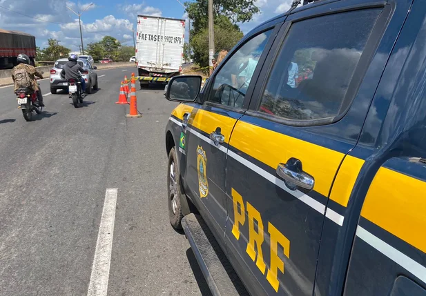 Equipe da PRF no local do acidente, que deixou funcionário da Servfaz morto na BR 316