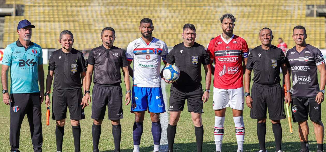 Equipe de arbitragem antes do início da partida