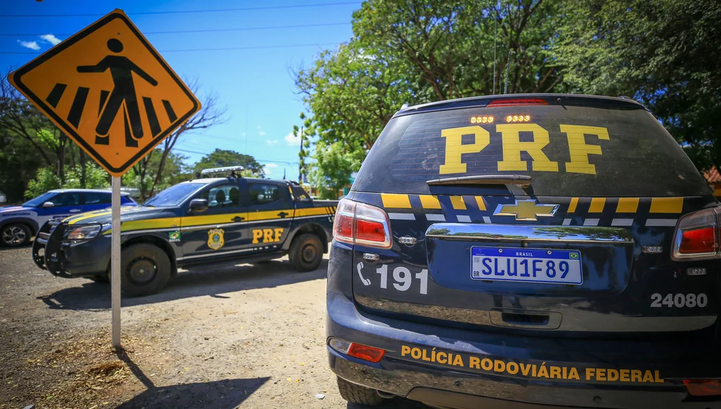 Equipes da PRF no local do acidente