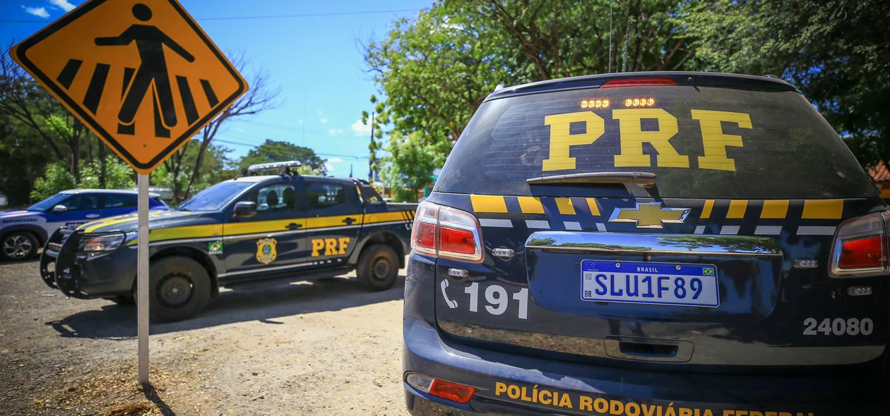 Equipes da PRF no local do acidente
