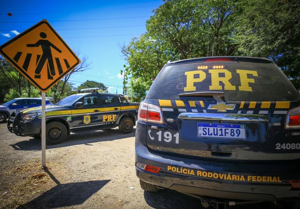 Equipes da PRF no local do acidente