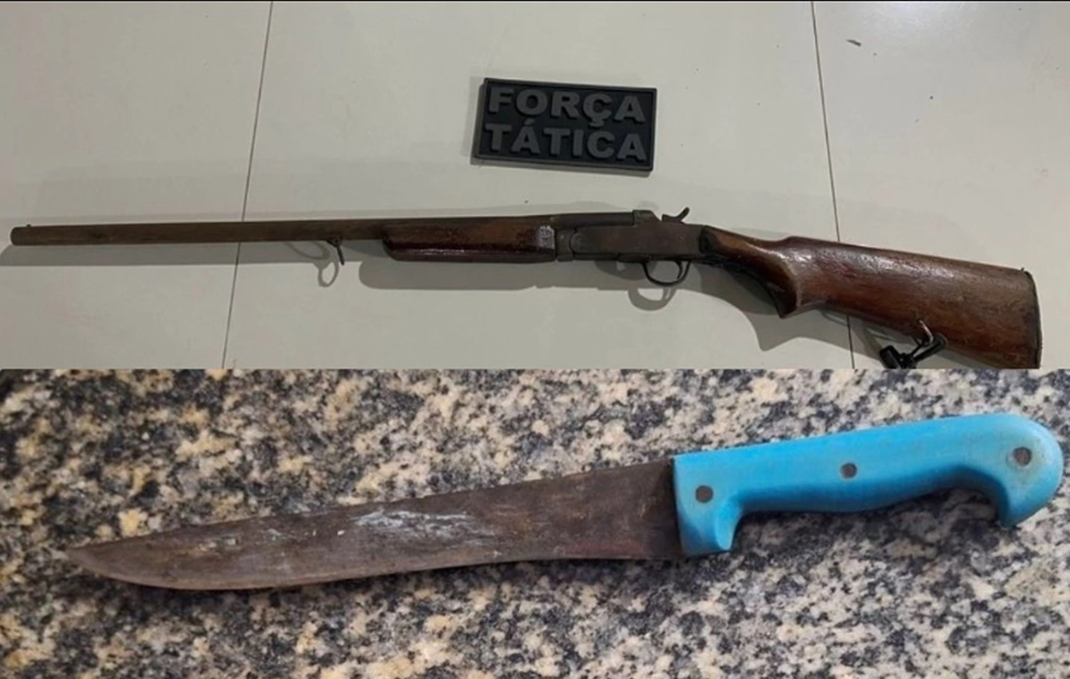 Espingarda e faca apreendida durante a busca pelo suspeito