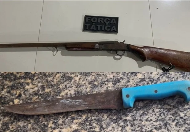 Espingarda e faca apreendida durante a busca pelo suspeito