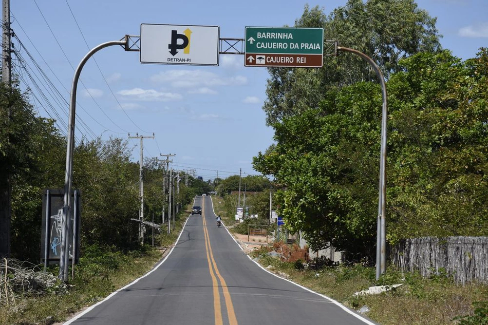 Estrada liga os dois povoados em Cajueiro da Praia