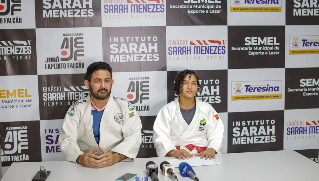 Expedito Falcão e Sarah Menzes em coletiva de imprensa