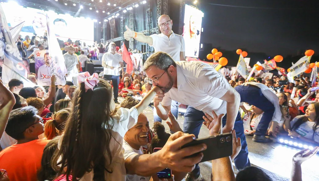 Fábio Novo cumprimenta criança na plateia
