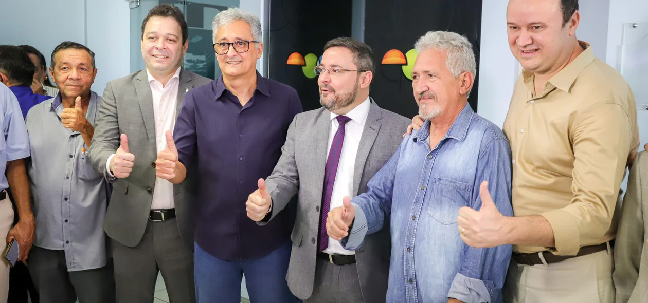 Fábio Novo ladeado por vereadores e lideranças do PSDB e Cidadania