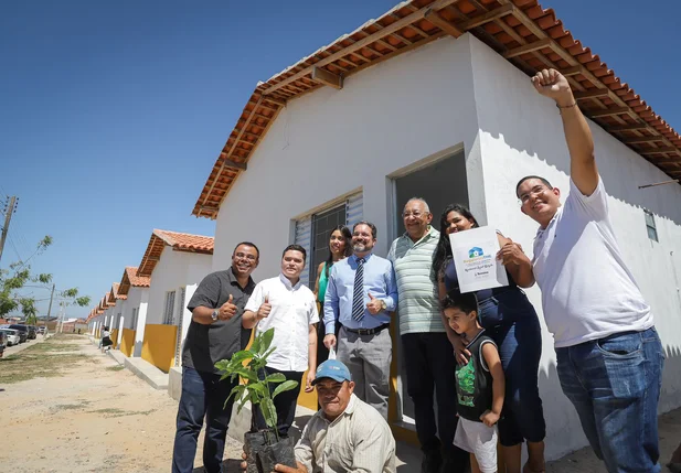Família contemplada com uma casa no Residencial Leonel Brizola