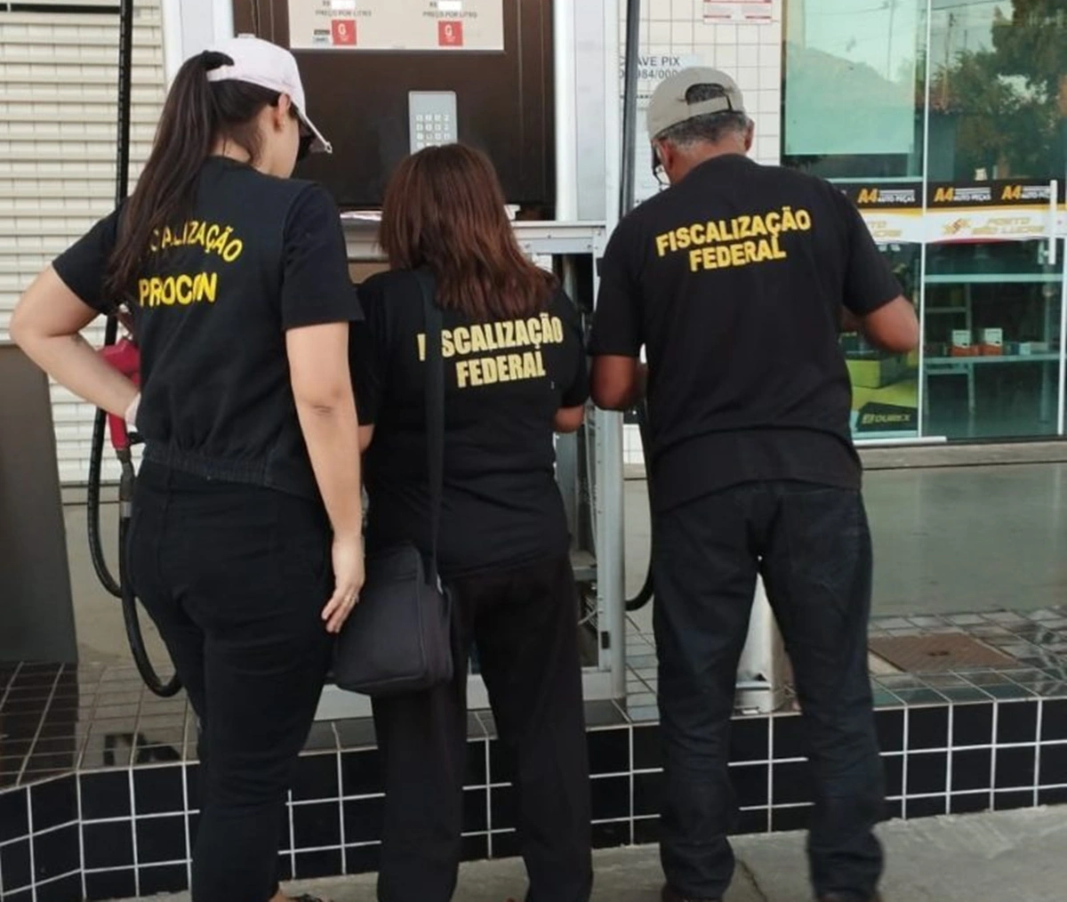 Fiscais do Procon durante 25ª fase da operação "Petróleo Real"
