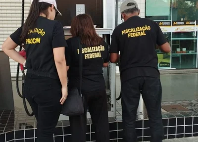 Fiscais do Procon durante 25ª fase da operação "Petróleo Real"
