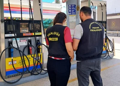 Fiscais do Procon durante fiscalização nos postos de combustíveis