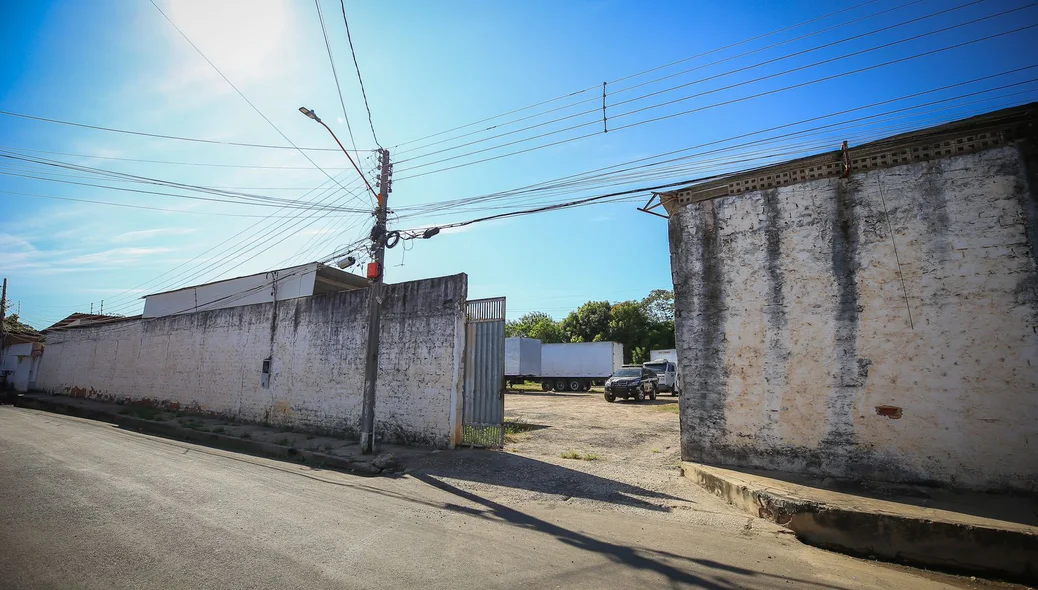 Galpão onde os caminhões foram apreendidos