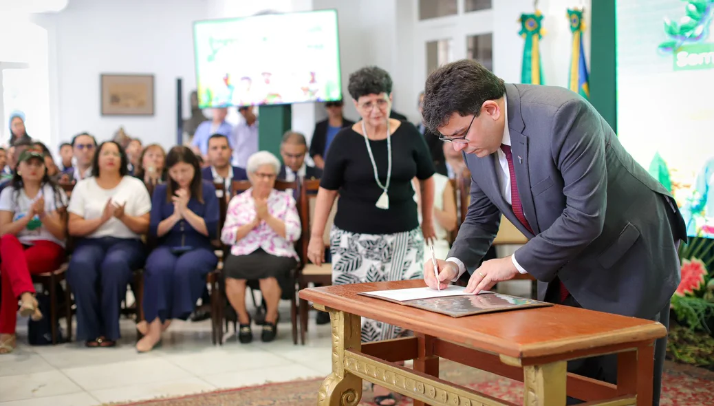 Governador assinando autorizações de investimentos