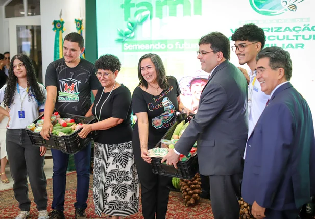 Governador Rafael Fonteles anunciando investimentos