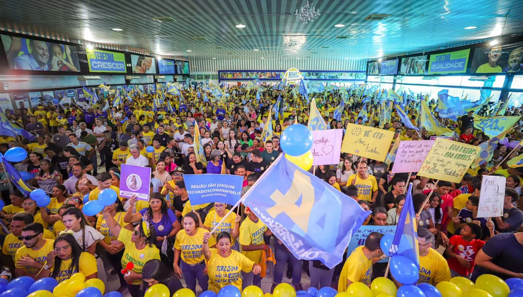 Grande multidão de apoiadores no local