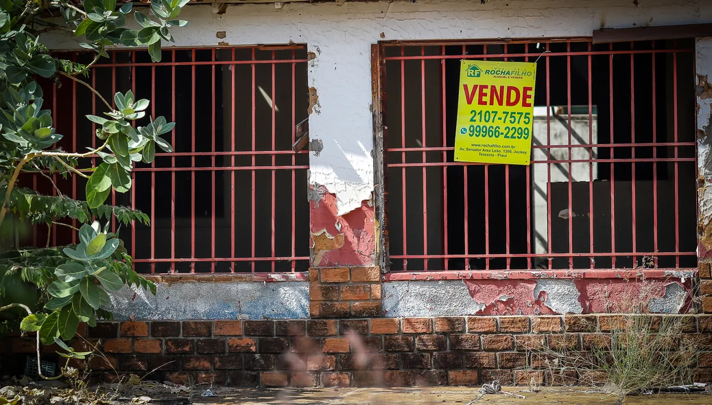 Imóvel com placa de venda .