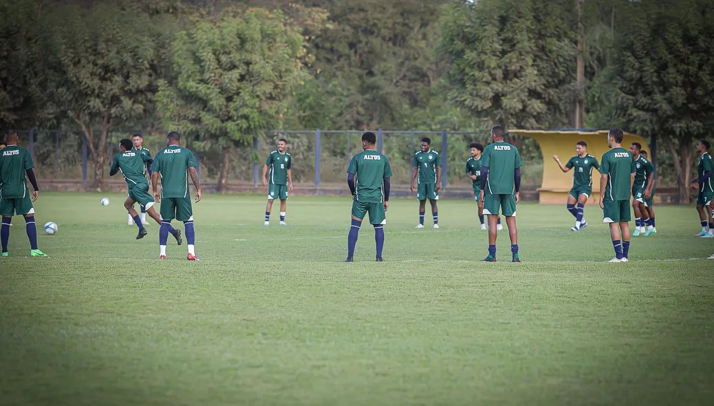 Jogadores do Altos em treinamento
