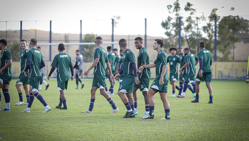 Jogadores no treino que aconteceu nesta segunda-feira